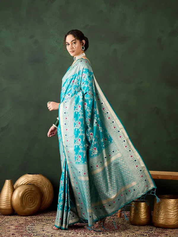 Green_Art_Silk_Woven_Banarasi_Saree_With_Unstitched_Blouse_For_Women