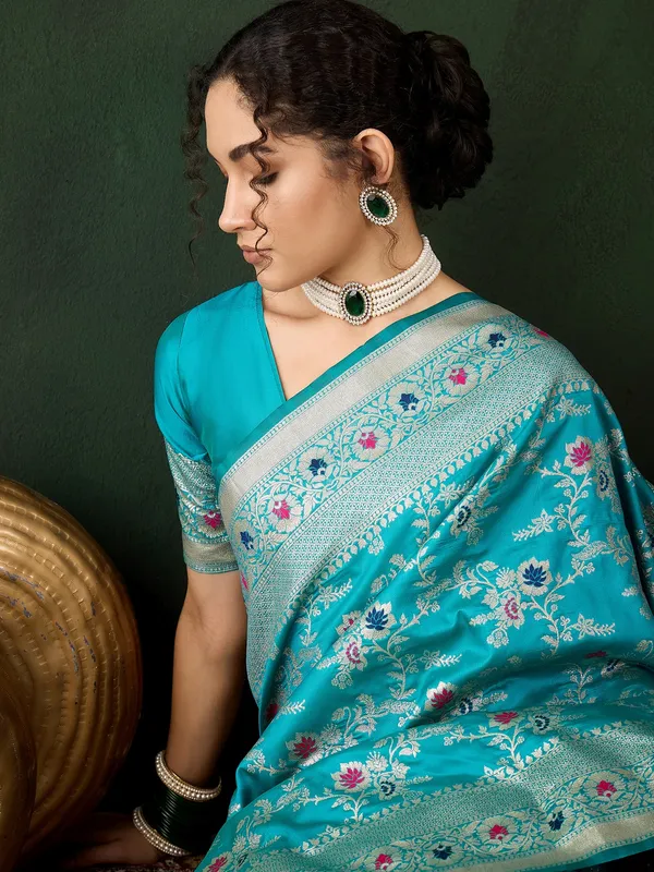Green_Art_Silk_Woven_Banarasi_Saree_With_Unstitched_Blouse_For_Women