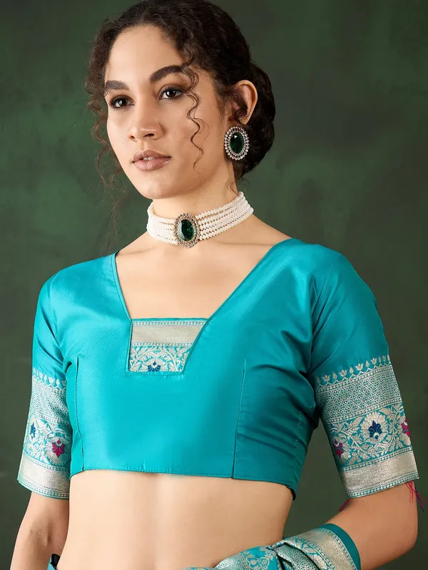 Green_Art_Silk_Woven_Banarasi_Saree_With_Unstitched_Blouse_For_Women