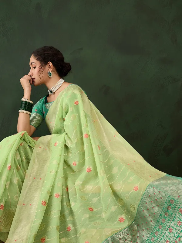Green_Cotton_Blend_Woven_Banarasi_Saree_With_Unstitched_Blouse_For_Women