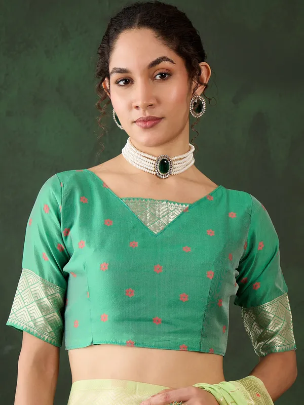 Green_Cotton_Blend_Woven_Banarasi_Saree_With_Unstitched_Blouse_For_Women