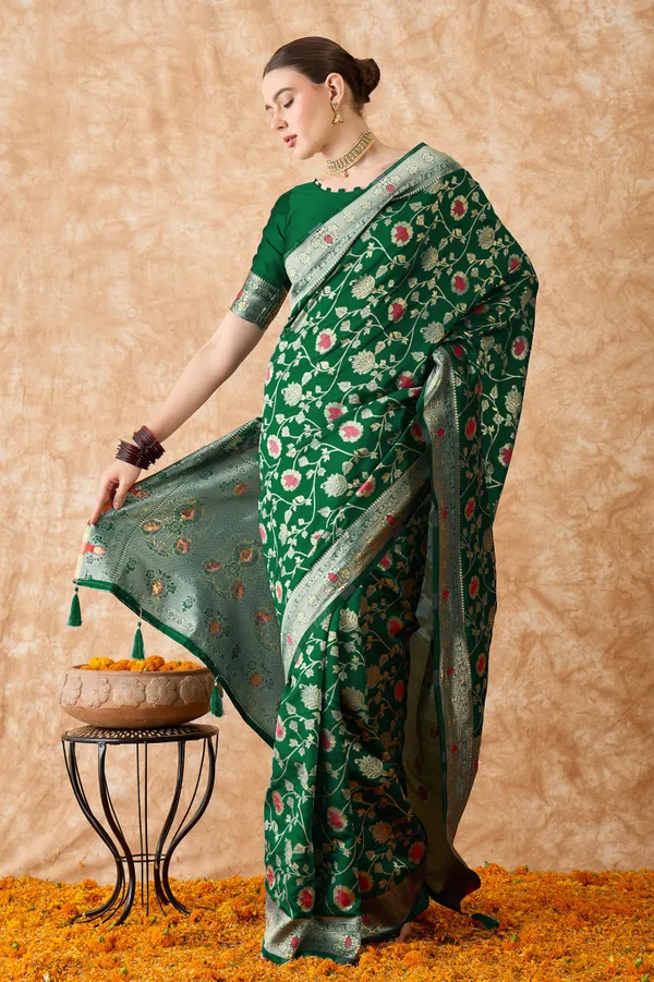 Green_Art_Silk_Woven_Banarasi_Saree_With_Unstitched_Blouse_For_Women