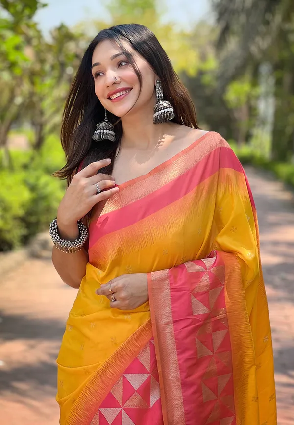 Yellow_Art_Silk_Self_Design_Kanjivaram_Saree_With_Unstitched_Blouse_For_Women