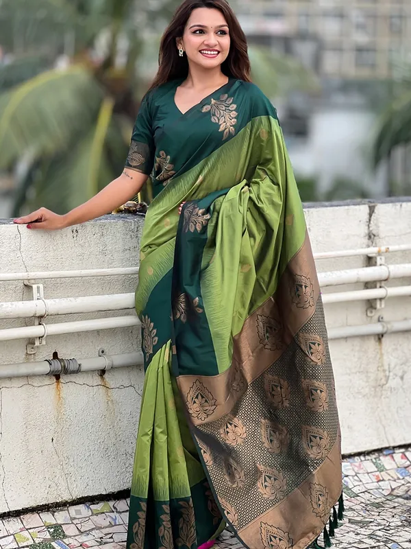 Green_Art_Silk_Self_Design_Kanjivaram_Saree_With_Unstitched_Blouse_For_Women