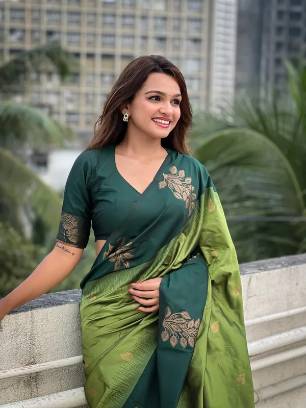 Green_Art_Silk_Self_Design_Kanjivaram_Saree_With_Unstitched_Blouse_For_Women