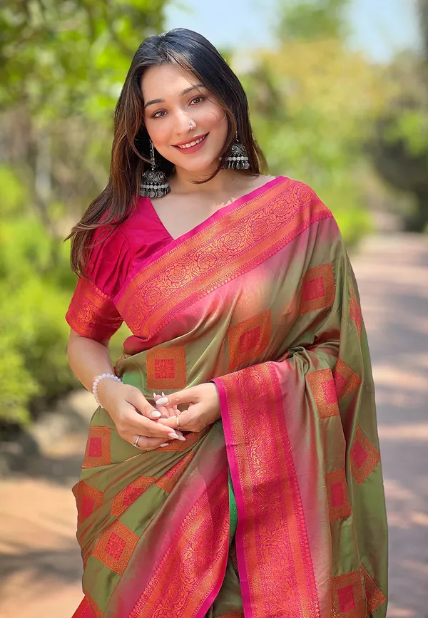 Green_Art_Silk_Self_Design_Kanjivaram_Saree_With_Unstitched_Blouse_For_Women
