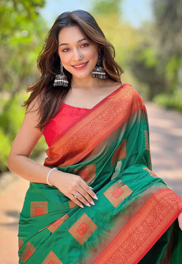 Green_Art_Silk_Self_Design_Kanjivaram_Saree_With_Unstitched_Blouse_For_Women