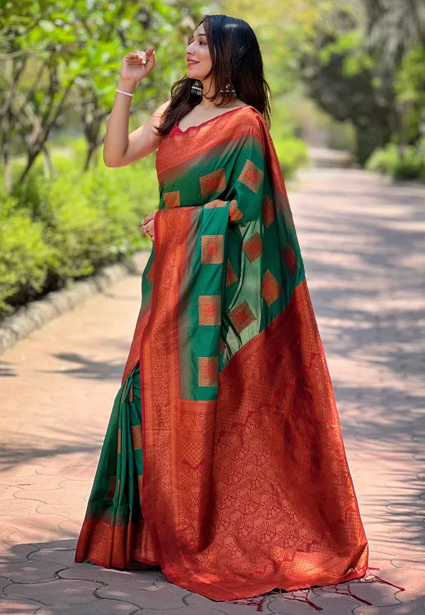 Green_Art_Silk_Self_Design_Kanjivaram_Saree_With_Unstitched_Blouse_For_Women