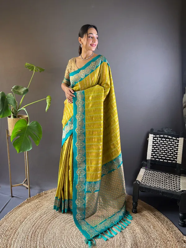 Green_Art_Silk_Self_Design_Kanjivaram_Saree_With_Unstitched_Blouse_For_Women