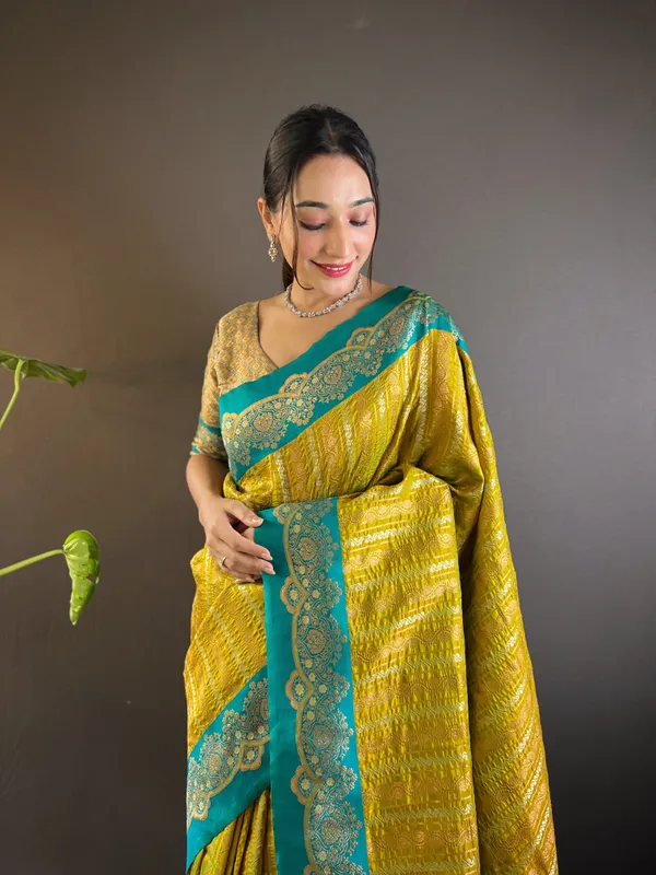 Green_Art_Silk_Self_Design_Kanjivaram_Saree_With_Unstitched_Blouse_For_Women
