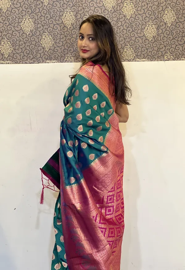 Green_Art_Silk_Self_Design_Kanjivaram_Saree_With_Unstitched_Blouse_For_Women