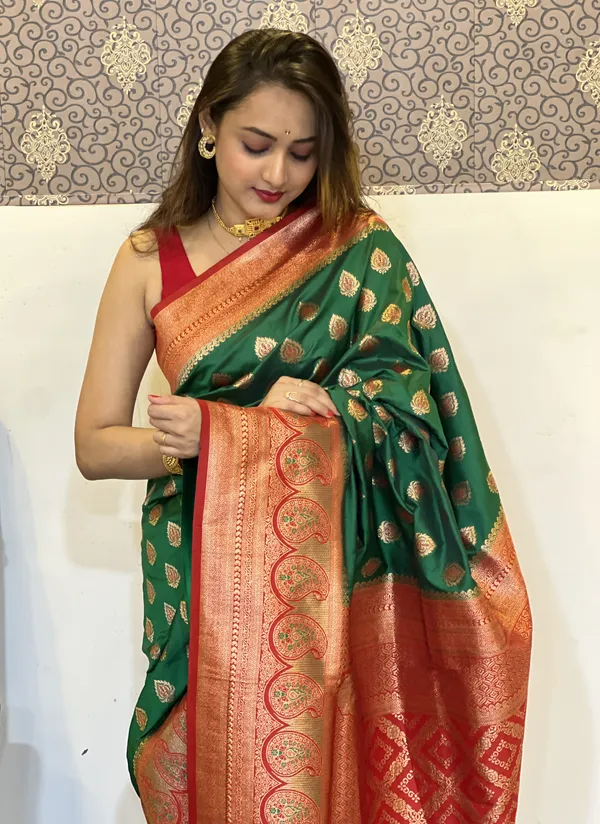 Green_Art_Silk_Self_Design_Kanjivaram_Saree_With_Unstitched_Blouse_For_Women