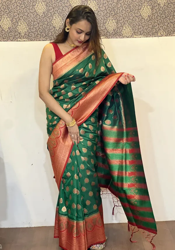 Green_Art_Silk_Self_Design_Kanjivaram_Saree_With_Unstitched_Blouse_For_Women