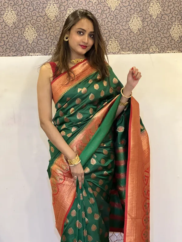 Green_Art_Silk_Self_Design_Kanjivaram_Saree_With_Unstitched_Blouse_For_Women