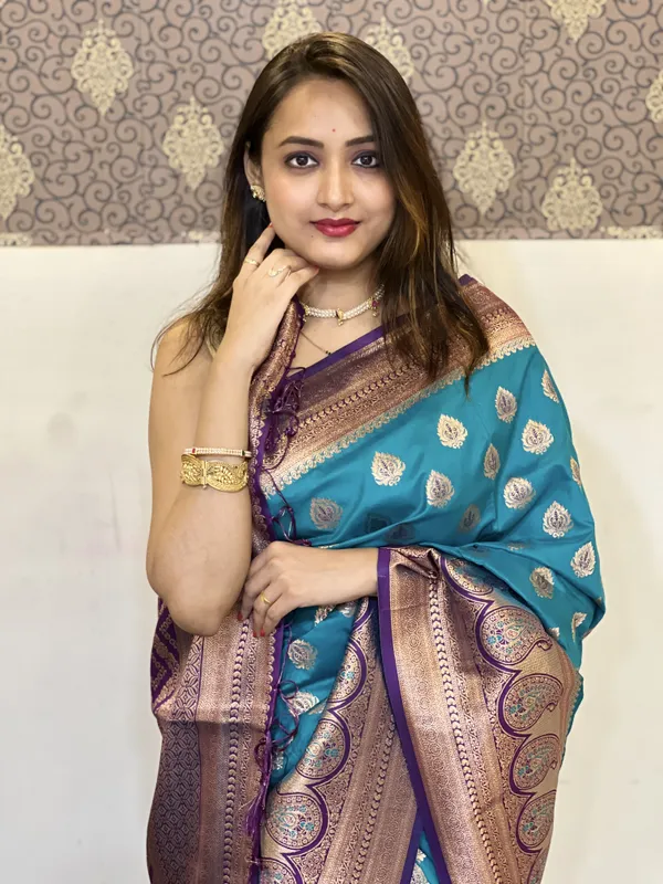 Green_Art_Silk_Self_Design_Kanjivaram_Saree_With_Unstitched_Blouse_For_Women