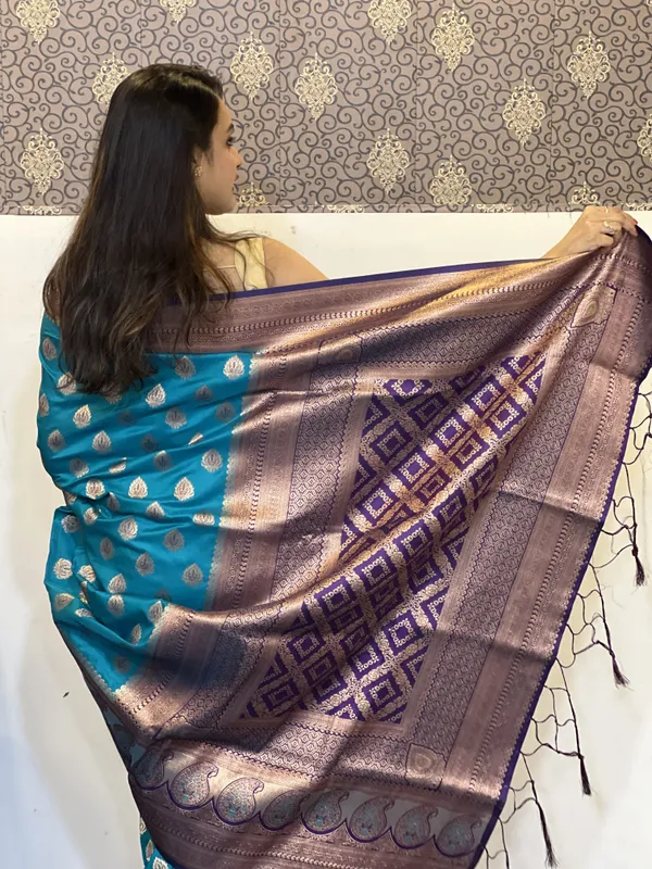 Green_Art_Silk_Self_Design_Kanjivaram_Saree_With_Unstitched_Blouse_For_Women
