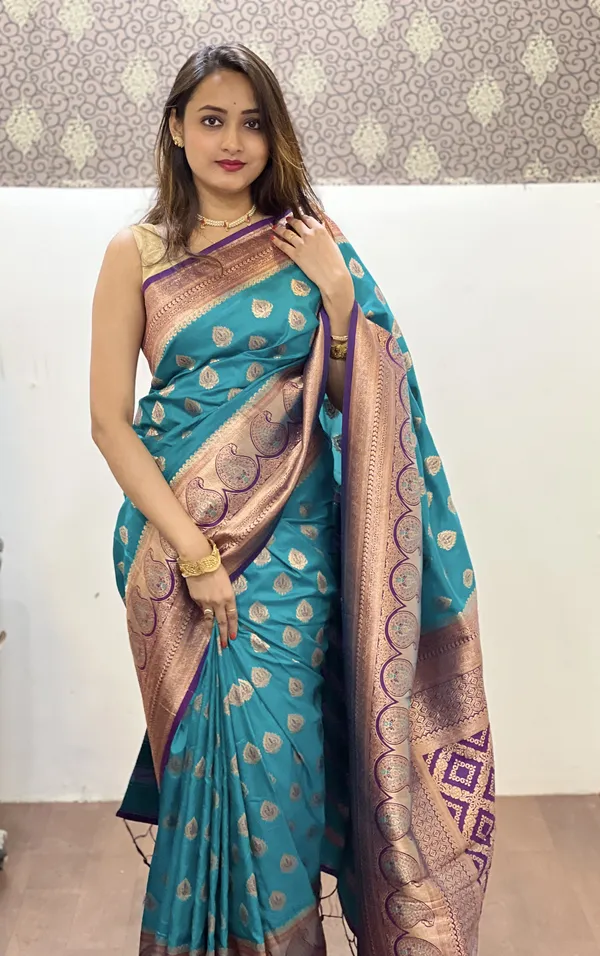 Green_Art_Silk_Self_Design_Kanjivaram_Saree_With_Unstitched_Blouse_For_Women