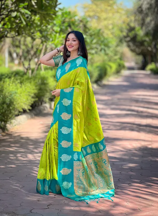 Green_Art_Silk_Self_Design_Kanjivaram_Saree_With_Unstitched_Blouse_For_Women