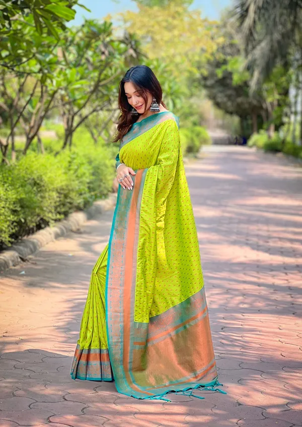Green_Art_Silk_Self_Design_Kanjivaram_Saree_With_Unstitched_Blouse_For_Women