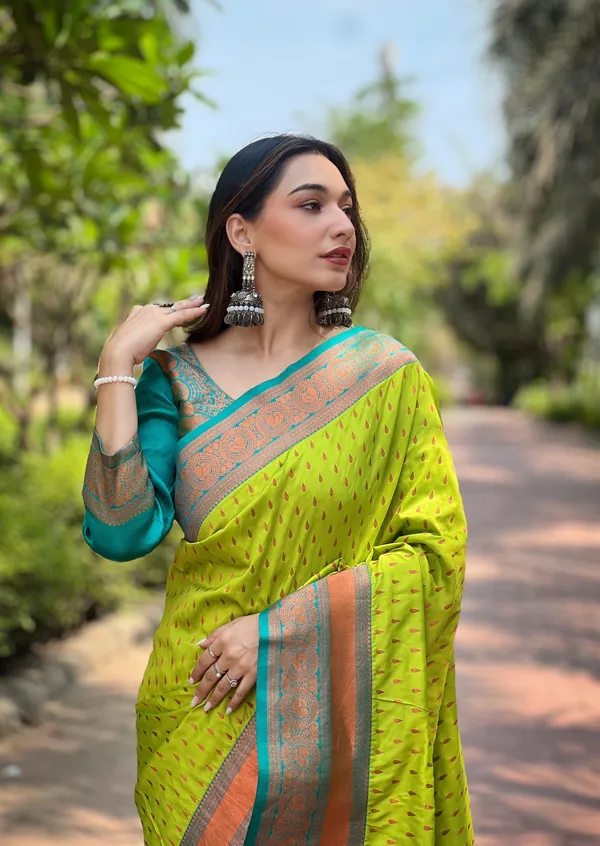 Green_Art_Silk_Self_Design_Kanjivaram_Saree_With_Unstitched_Blouse_For_Women