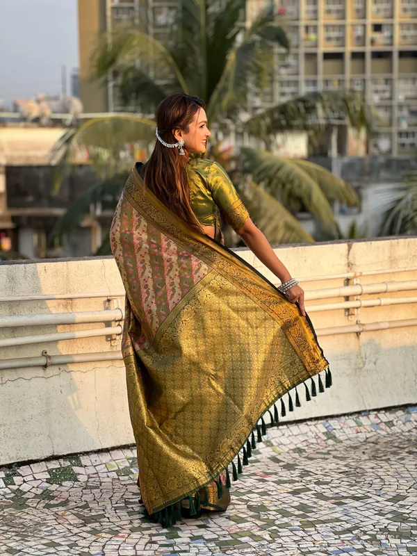 Green_Art_Silk_Self_Design_Dharmavaram_Saree_With_Unstitched_Blouse_For_Women
