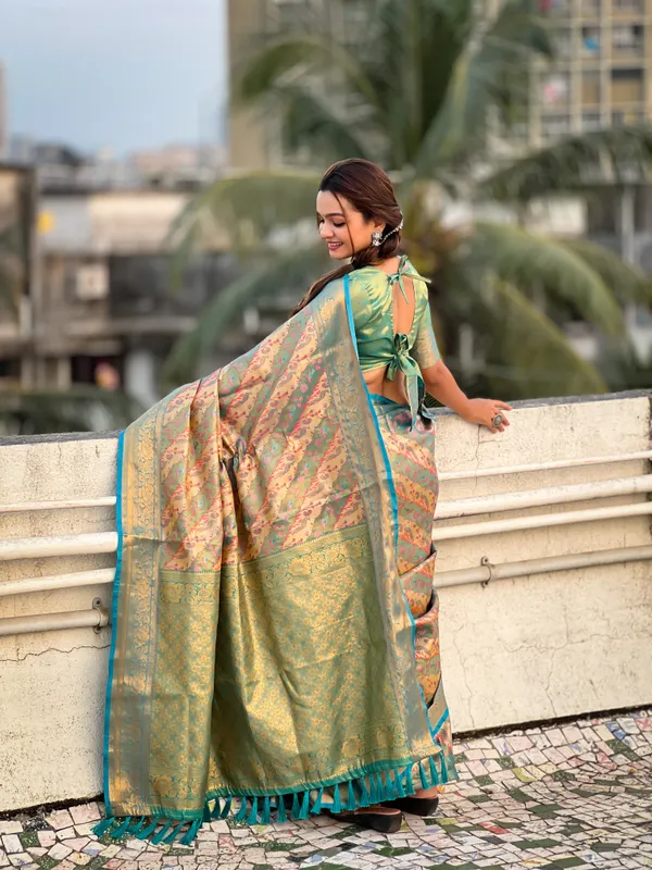 Green_Art_Silk_Self_Design_Dharmavaram_Saree_With_Unstitched_Blouse_For_Women