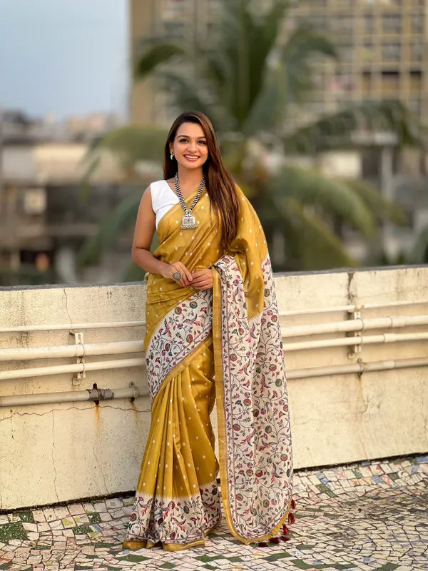 Gold_Art_Silk_Self_Design_Kanjivaram_Saree_With_Unstitched_Blouse_For_Women