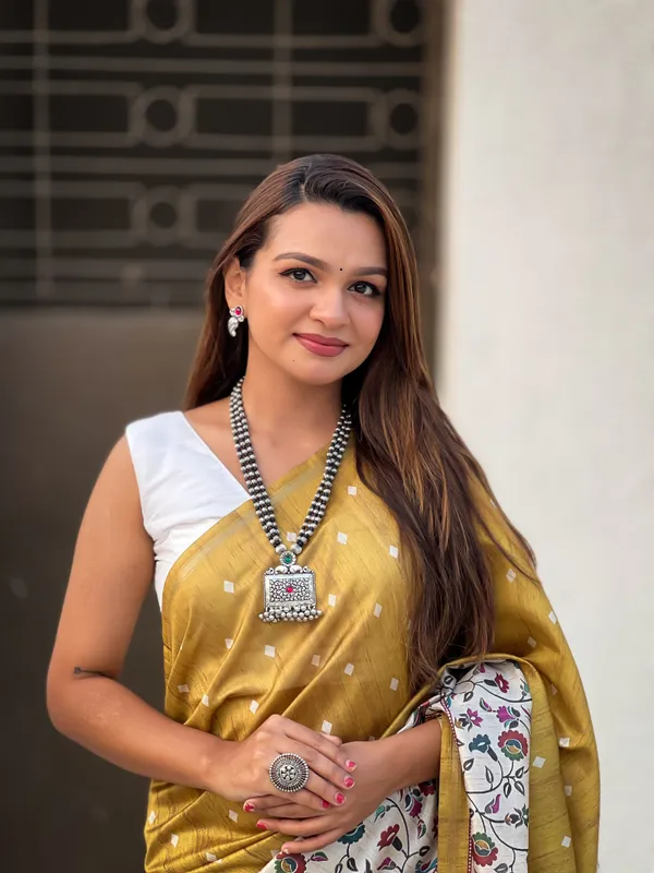Gold_Art_Silk_Self_Design_Kanjivaram_Saree_With_Unstitched_Blouse_For_Women