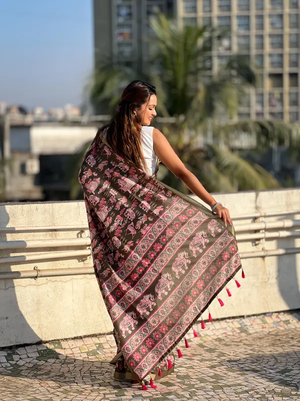 Green_Art_Silk_Self_Design_Kanjivaram_Saree_With_Unstitched_Blouse_For_Women