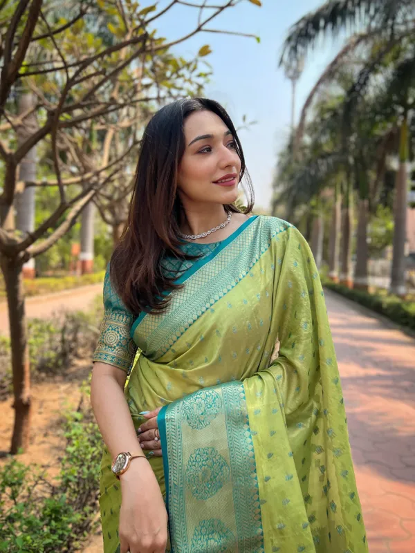 Green_Art_Silk_Self_Design_Kanjivaram_Saree_With_Unstitched_Blouse_For_Women