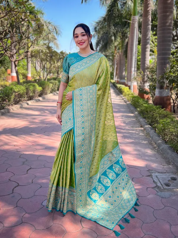Green_Art_Silk_Self_Design_Kanjivaram_Saree_With_Unstitched_Blouse_For_Women