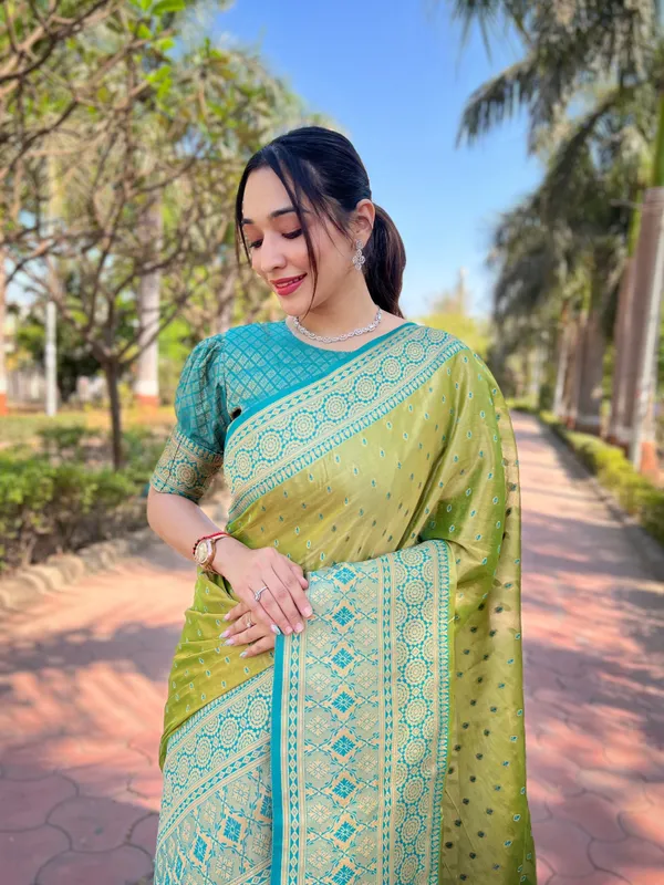 Green_Art_Silk_Self_Design_Kanjivaram_Saree_With_Unstitched_Blouse_For_Women