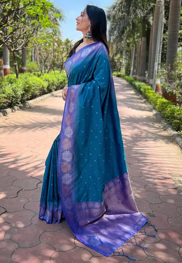 Green_Art_Silk_Self_Design_Kanjivaram_Saree_With_Unstitched_Blouse_For_Women