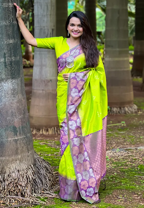 Green_Art_Silk_Self_Design_Kanjivaram_Saree_With_Unstitched_Blouse_For_Women