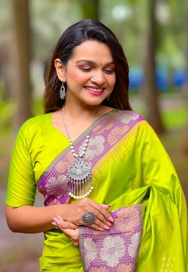 Green_Art_Silk_Self_Design_Kanjivaram_Saree_With_Unstitched_Blouse_For_Women