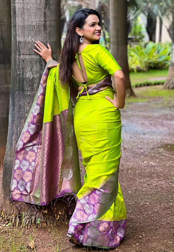Green_Art_Silk_Self_Design_Kanjivaram_Saree_With_Unstitched_Blouse_For_Women
