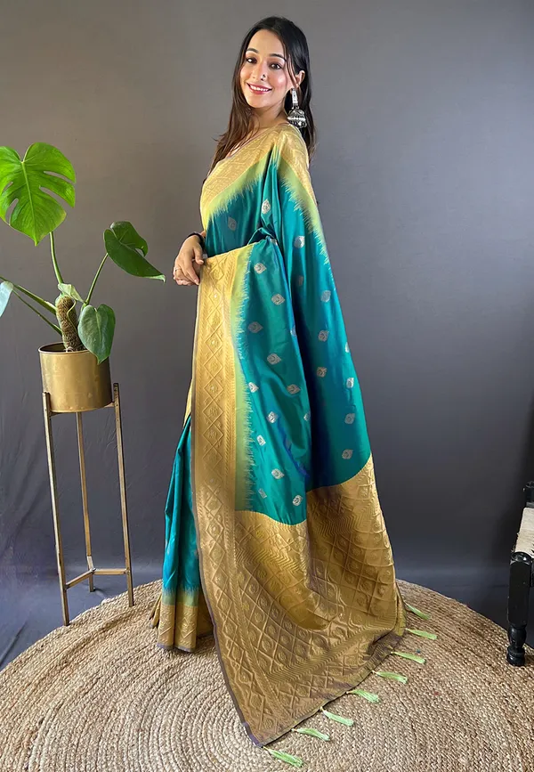 Green_Art_Silk_Self_Design_Kanjivaram_Saree_With_Unstitched_Blouse_For_Women