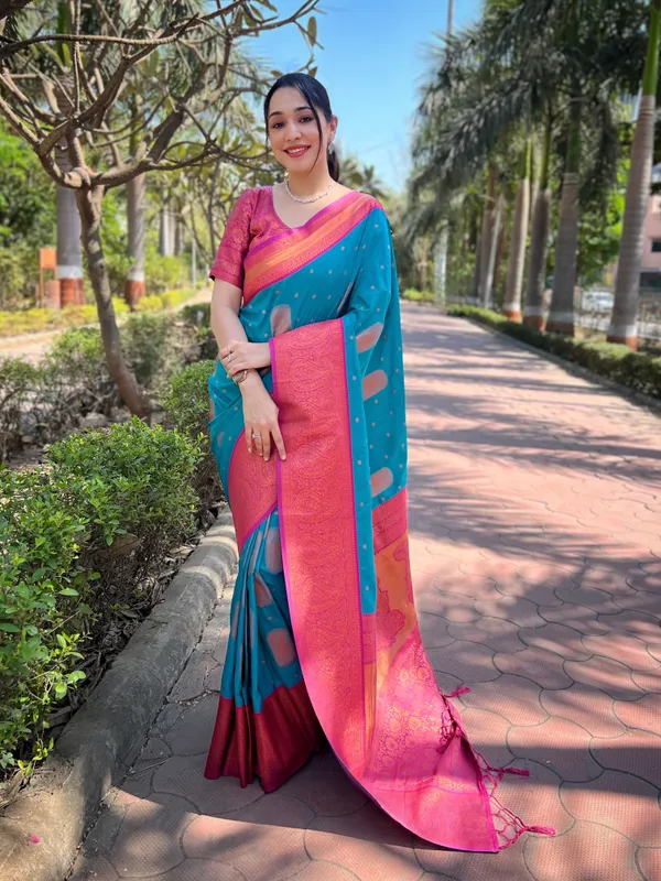 Green_Art_Silk_Self_Design_Kanjivaram_Saree_With_Unstitched_Blouse_For_Women