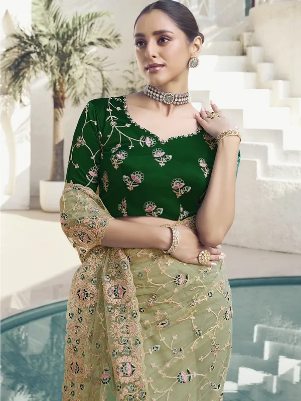 Green_Net_Embellished_Bollywood_Saree_With_Unstitched_Blouse_For_Women