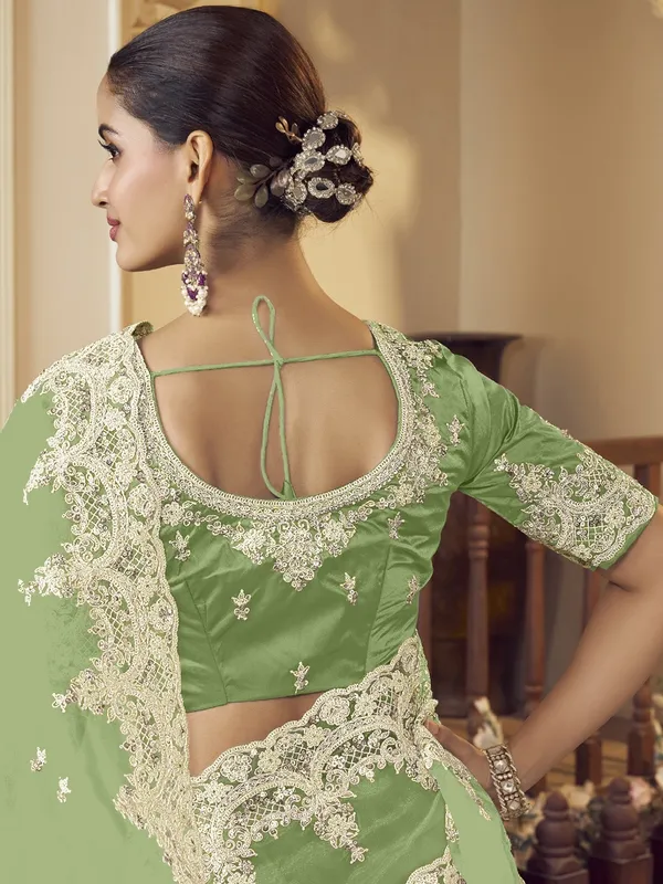 Green_Raw_Silk_Embellished_Bollywood_Saree_With_Unstitched_Blouse_For_Women