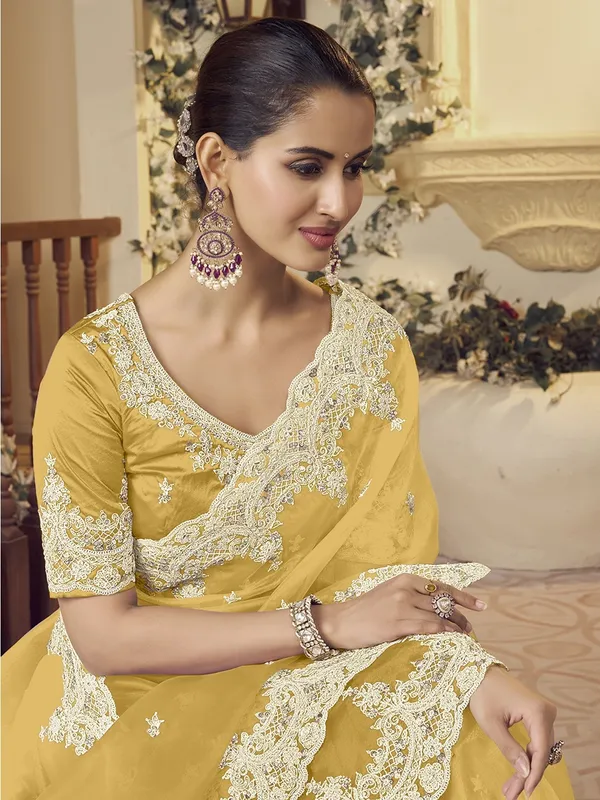 Yellow_Raw_Silk_Embellished_Bollywood_Saree_With_Unstitched_Blouse_For_Women