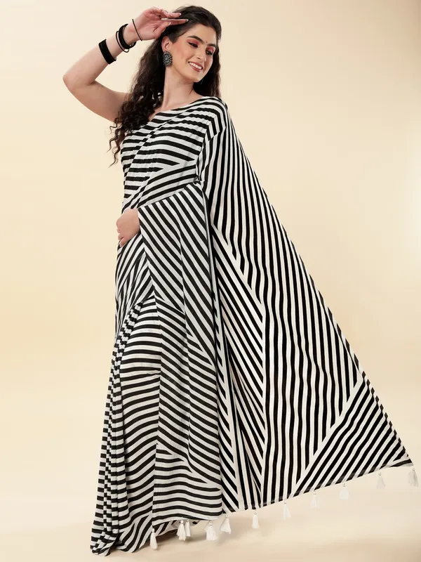 Suha_Womens_Fashion_Ethnic_Black_&_White_Color_Saree
