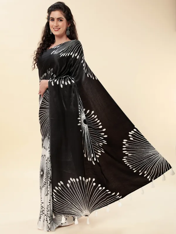 Suha_Womens_Fashion_Ethnic_Black_&_White_Color_Saree