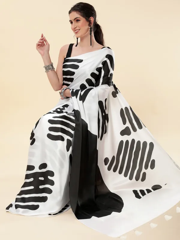 Suha_Womens_Fashion_Ethnic_Black_&_White_Color_Saree
