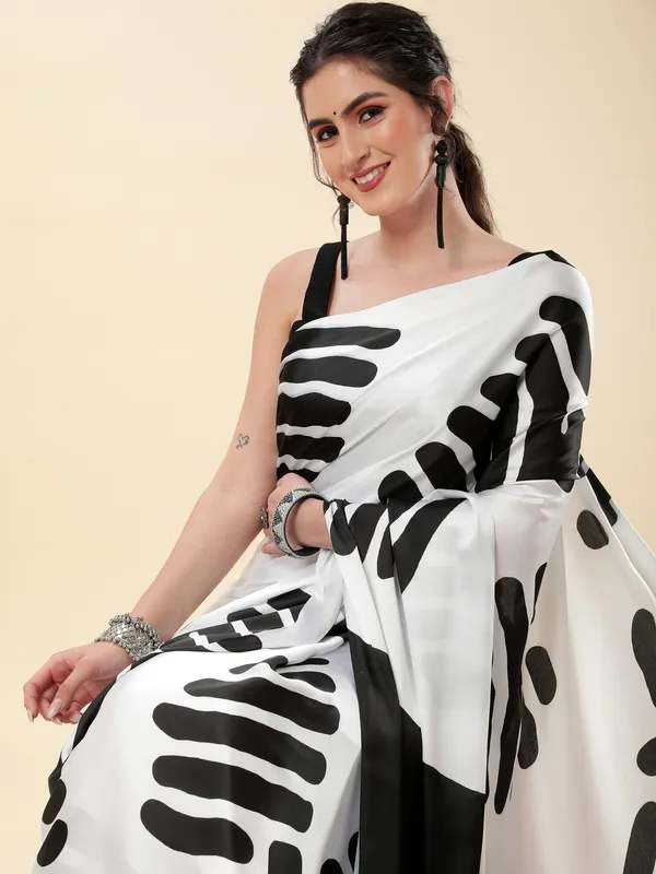 Suha_Womens_Fashion_Ethnic_Black_&_White_Color_Saree