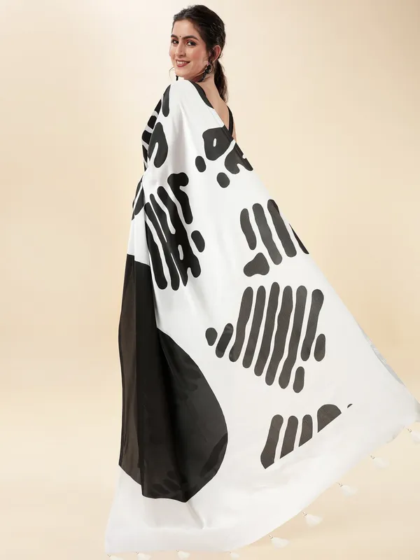 Suha_Womens_Fashion_Ethnic_Black_&_White_Color_Saree