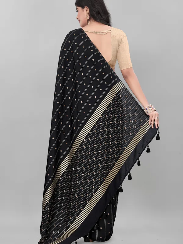 Suha_Womens_Fashion_Ethnic_Black_&_White_Color_Saree