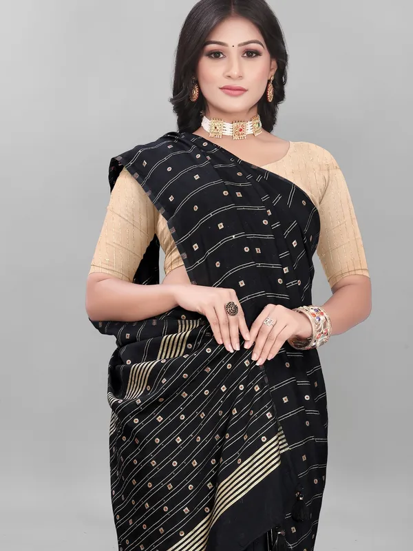 Suha_Womens_Fashion_Ethnic_Black_&_White_Color_Saree