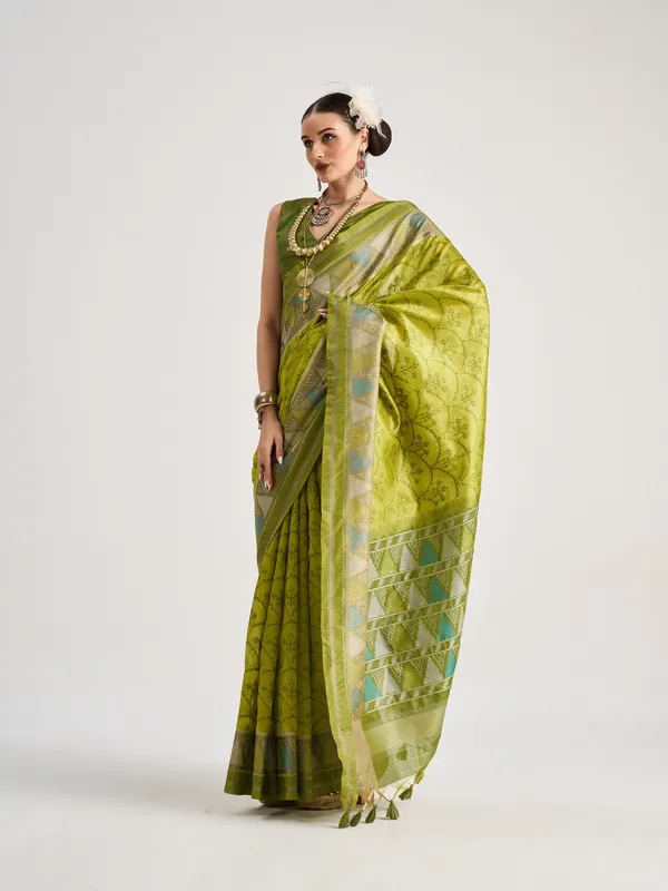 Suha_Womens_Fashion_Ethnic_Green_Color_Saree