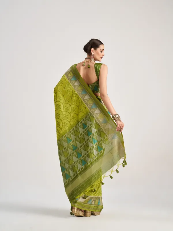Suha_Womens_Fashion_Ethnic_Green_Color_Saree